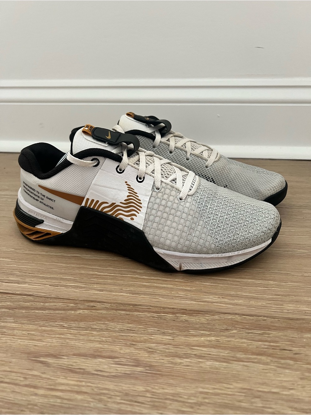 Nike Metcon 8 White Gold Black Sneaker US Size 9.5 DO9328-100 Shoe